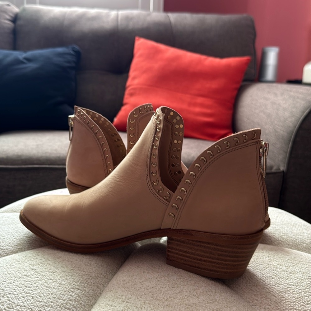 Vince Camuto booties boots 9 M